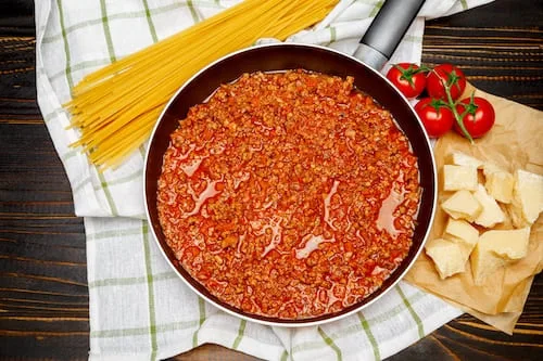 spaghetti-bolognese-sauce-pan (1)